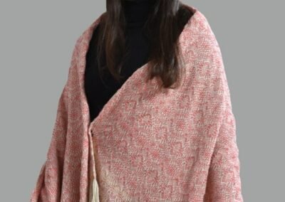 Châle naturel et vieux rose, tissé sur un métier à 8 carrés, avec de la laine aplaca et du coton péruvien. Mesure 2,60 x 1 mètre
