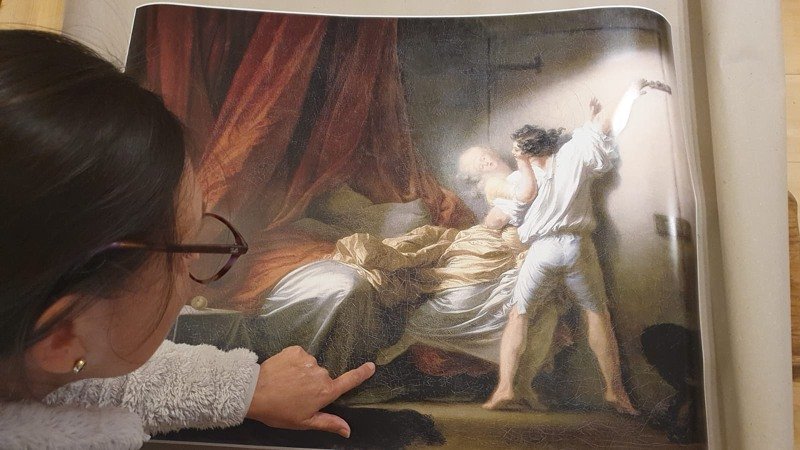 Isabelle Morin prépare les documents pour le cours, avec ici une image de l'oeuvre de Fragonard.