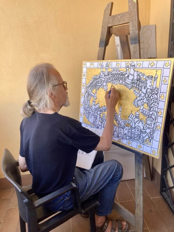 Artiste contemporain mêlant imagination médiévale et précision graphique, il crée des œuvres inspirées des enluminures et des cités anciennes. Installé devant sa toile, il peint minutieusement une ville circulaire aux contours dorés, révélant un travail d’orfèvre qui évoque autant la tradition monastique que la modernité artistique. Son style, proche de la miniature médiévale, donne vie à des mondes imaginaires détaillés, entre histoire, spiritualité et recherche esthétique.