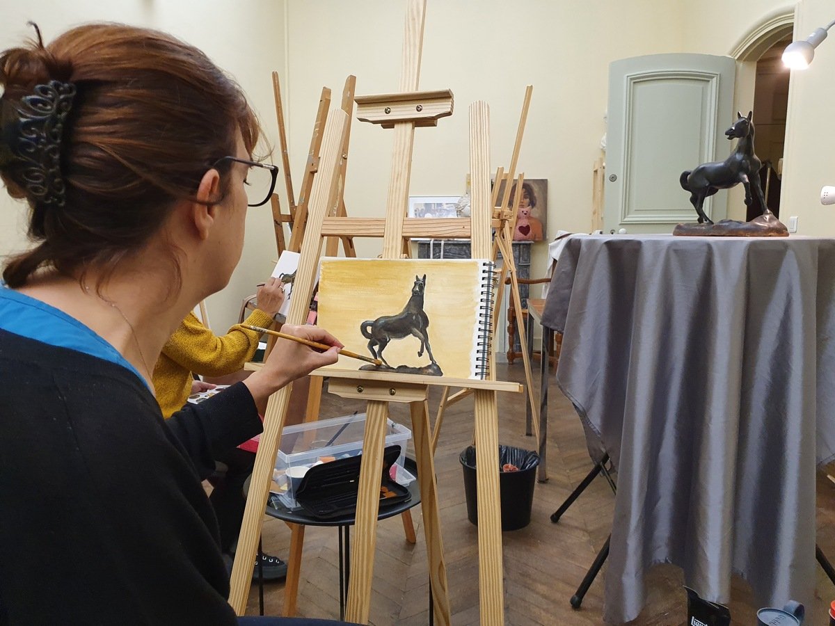 Cours de dessin et peinture d’observation au château du Bois-la-Croix : les élèves travaillent d’après un plâtre peint issu de la succession de Léonie Guillemin, camériste d’Auguste Bartholdi. Un exercice exigeant, où apprendre à regarder devient le premier geste artistique.