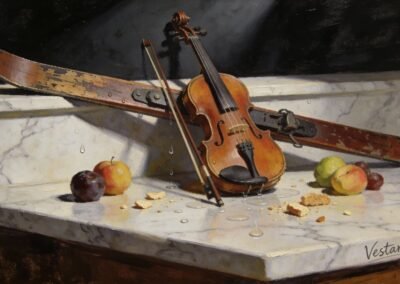 Peinture figurative de Vestara Psod - Art Suisse. Peinture huile nature morte violon archet instrument musique ski bois ancien fruits pomme prune raisin sur meuble marbre blanc gouttes d'eau luxe rustique clair-obscur.