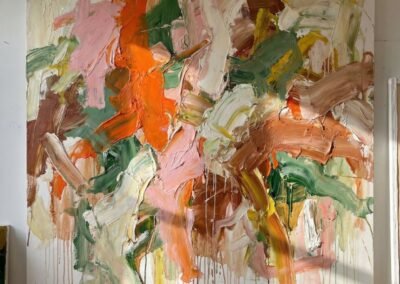 Ausdrucksstarke Ölmalerei, fast quadratisches Format. Die Komposition ist zentral und strahlend, mit einer Dominanz von warmen Farben (leuchtendes Orange, Rosa) und kalten Farben (salbeigrün) auf leuchtend weißem Hintergrund. Die dicken Pinselstriche und braunen Farbläufe sind im unteren Bereich deutlich sichtbar und unterstreichen die fließende Bewegung.