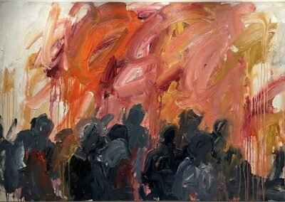 Ausdrucksstarkes Ölgemälde, das eine Menge dunkler Silhouetten am unteren Bildrand zeigt, überragt von einem Himmel aus dicken Farbwolken in Orange-, Rot- und Rosatönen. Farbtropfen laufen vertikal durch die Komposition auf einem hellen Hintergrund.