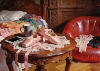 Nature morte et scène d'intérieur, peinture à l'huile d'une chambre. Au centre, des chaussons de danse classiques roses et un mug sur une table en bois et un napperon en dentelle, à côté d'un téléphone mobile. À l'arrière-plan, un lit défait avec des vêtements colorés et un fauteuil club gonflable rouge vif avec un tutu et des vêtements noirs. L'ambiance est lumineuse.