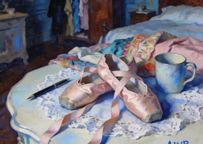 Artemis Irenäus von Baste est artiste peintre et danseuse de ballet. Elle peint ses chaussons de pointes dans divers endroits de la maison. Ici, elle a proposé à Natascha Vallélian, qui est sa camériste et sa gouvernante, de faire cette peinture dans sa chambre. Elle utilisé la peinture à l’huile. Cette peinture est la première d’une série de quatre sur le thème des chaussons de pointes.