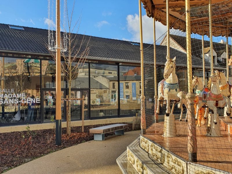 Vue de la Salle Madame Sans-Gêne à Pontault-Combault pendant l'exposition Artistes Solidaires 2025 de RESF 77.