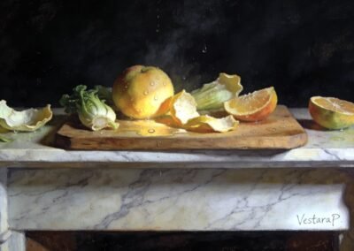 Nature morte de fruits et légumes, dont une pomme, une orange et de la salade, mouillés et posés sur une planche à découper au-dessus d'une cheminée en marbre.