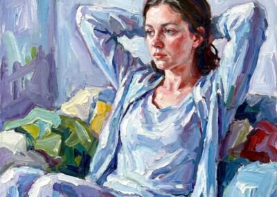 : Peinture figurative de Valaine de Ranson - Art Suisse.Portrait expressionniste par Valaine de Ranson - Jeune femme au pyjama bleu, huile sur toile - Renouveau de la peinture figurative en Suisse.