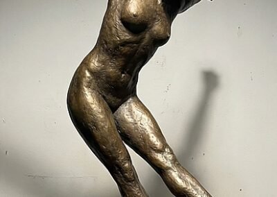 Cette sculpture figurative en bronze joue sur l'équilibre du mouvement de danse.