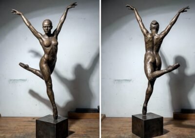 « Ohne Titel 8 » est une sculpture figurative en bronze représentant un déboulé de danse.