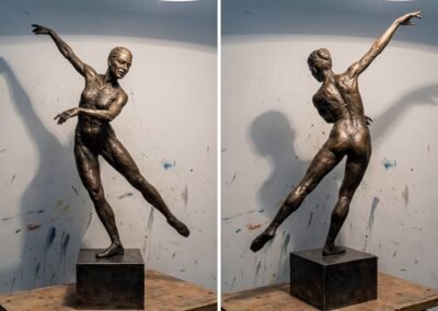 Sculpture figurative représentant les mouvements d'entraînement de la danseuse classique, la difficulté de danser à tout âge de la vie d'une femme.