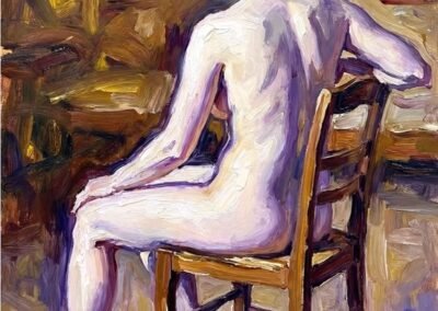 Peinture à l'huile expressive d'une femme nue vue de dos, assise sur une chaise en bois, réalisée avec des touches violettes, blanches et ocres.