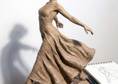 Autoportrait sculpté en bronze d'Ayla Woss, mouvement de danse et tension corporelle.