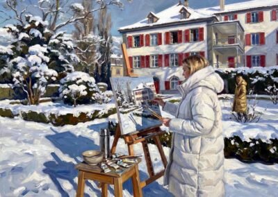 Autoportrait à l'huile d'Artemis Irenäus von Baste peignant dans son jardin enneigé en Suisse, avec Natascha Vallélian en arrière-plan.