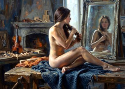 Peinture à l'huile d'un nu féminin assis sur un établi de luthier jonché de copeaux de bois. La femme se brosse les cheveux devant un grand miroir doré posé au sol. À gauche, un violon est posé près d'une cheminée allumée.
