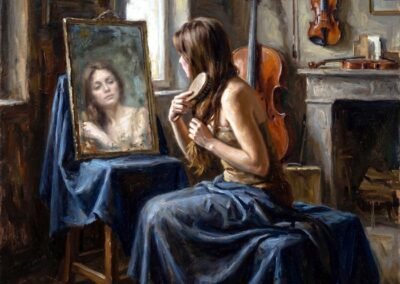 Peinture à l'huile de Vestara Psod montrant une femme assise de profil se brossant les longs cheveux châtains face à un miroir rectangulaire posé sur un chevalet drapé de bleu. À l'arrière-plan, un violoncelle et un violon sont accrochés au mur près d'une cheminée ancienne.