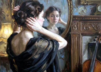 Peinture à l'huile de Vestara Psod montrant une femme de dos se regardant dans un miroir ovale, vêtue d'une robe noire soyeuse. À sa droite, un violoncelle est posé contre une cheminée sculptée dans un intérieur classique chaleureux.