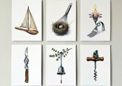 Composition murale de six dessins de Lenka Sojkaia. Des outils de bricolage (scie circulaire, perceuse, ponceuse, marteau-piqueur, étau, meuleuse) sont détournés de manière poétique : des oiseaux sur une lame, une fleur qui pousse d'un foret, des nuages, des bulles et des étoiles s'en échappent.