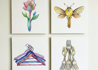 Cette cinquième œuvre de Lenka Sojkaia simplifie la forme pour mieux laisser respirer la poésie pure. Dans ce quatuor, l'intelligence créative de Lenka s'amuse à fusionner le règne du "manufacturé" avec celui du "vivant", créant des objets-hybrides qui semblent doués d'une conscience propre. Composition de quatre dessins minimalistes par Lenka Sojkaia. Une brosse à dents se transforme en fleur rose, une clé devient le corps d'un insecte ailé, des cintres colorés s'entrelacent comme des membres, et un groupe de fourchettes s'organise en une structure architecturale élégante.