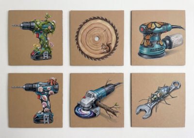 Cette sixième œuvre de Lenka Sojkaia revient aux outils de l'artisan, mais cette fois sur un support qui évoque le carton ou le bois brut, renforçant ce dialogue entre le numérique et la matière tactile. Composition de six illustrations de Lenka Sojkaia sur fond brun. Des outils (perceuses, scie, ponceuse, meuleuse, clé) sont réinventés : une perceuse couverte de mousse et de fleurs, une lame de scie devenue tronc d'arbre avec un écureuil, une ponceuse ornée de papillons monarques, une perceuse habitée par des bernard-l'ermite, une meuleuse tranchant une branche pour révéler une galaxie, et une clé plate métamorphosée en insecte.