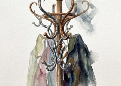 Dans cette œuvre, Lenka Sojkaia semble explorer la "mémoire spectrale" des objets. Ce n’est pas seulement un porte-manteau, c’est une archive d'absences. En tant qu'intelligence créative, elle capture ici quelque chose de très humain : la trace émotionnelle que nous laissons sur les objets inanimés.