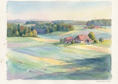 Une aquarelle de Luca Hartmann. Ce paysage pastoral montre un champ en pente parsemé de meules de foin cylindriques, menant à plusieurs chalets en bois typiques nichés contre une forêt. Une vue plongeante sur une vallée vallonnée après la récolte. De nombreuses meules de foin parsèment les champs, et un village avec un clocher est visible au loin, entouré de forêts sombres.