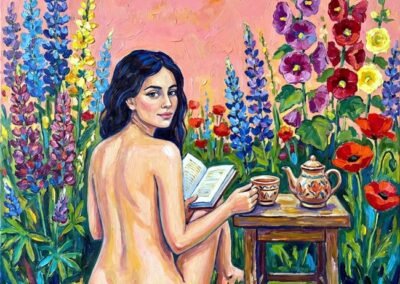 Peinture à l'huile de Tupsa Katsiaryna Viatcheslav montrant une femme de dos lisant un livre et buvant du thé dans un jardin fleuri avec des digitales et des coquelicots sur fond rose.