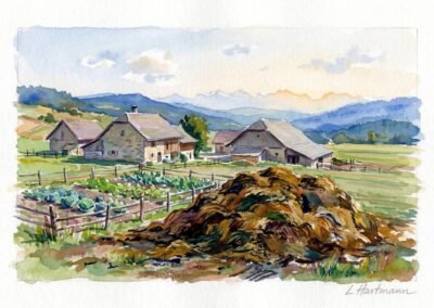 Aquarelle de Luca Hartmann : Un paysage champêtre du Jura avec une ferme traditionnelle aux murs de pierre, un grand tas de foin fumant et des ballots ronds dans un champ fleuri, sous un ciel lilas et rose, style néo-folklorisme contemporain.