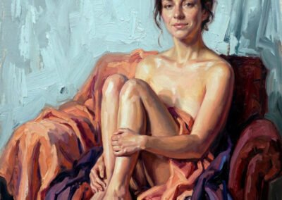 Portrait à l'huile d'une femme assise avec des drapés ocre et pourpre par l'artiste Valaine de Ranson, Galerie Koronin.