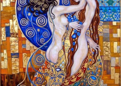 Peinture symboliste d'Anya Katarina Sokolova-Gassner : deux femmes nues enlacées devant un grand disque bleu orné de spirales dorées, fond en feuilles d'or texturées, style Klimt.