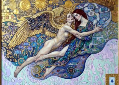 Peinture symboliste d'Anya Katarina Sokolova-Gassner montrant un ange féminin aux ailes dorées protégeant une femme aux cheveux roux, fond ornemental avec fleurs et motifs bleus.