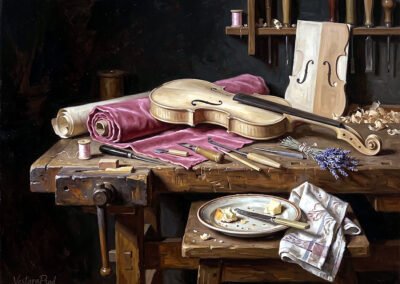 Vestara Psod : Nature morte réaliste d'un établi de luthier avec un violon en construction, des outils de précision et un reste de repas, symbolisant l'intimité de l'artiste.