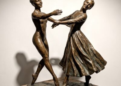 Sculpture en bronze Die Tanzerin und die Konzertmusikerin de Ayla Woss exposition Galerie Koronin