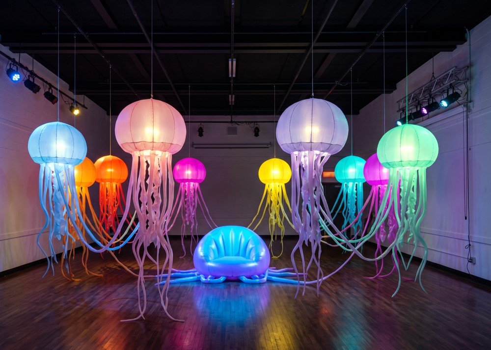Vue détaillée des structures gonflables artisanales en PVC et des éclairages LED colorés pour l'œuvre conceptuelle de Mia Sulzbach, projet ouvert au mécénat.