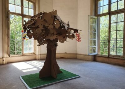 Sculpture conceptuelle d'un arbre en carton par Isabelle Morin représentant les quatre saisons au château du Bois-la-Croix.