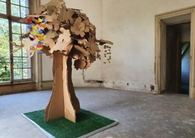 Sculpture d'un arbre en carton par Isabelle Morin représentant les quatre saisons au château du Bois-la-Croix