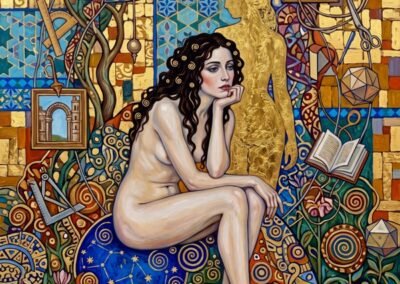 Peinture à l'huile et collage d'Anya Katarina Sokolova Gassner représentant une femme pensive entourée de dorures et de symboles.