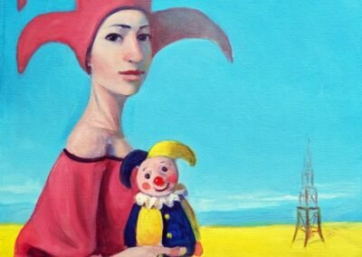 Peinture symboliste d'une femme en robe rose avec coiffe à pointes, tenant un petit clown coloré, devant un champ jaune et une tour effilée à l'horizon.