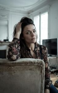 Portrait d'Enora Jacquart, photographe et artiste illustratrice exposée à la Galerie Koronin. Une artiset qui dénonce les violences faites aux femmes.