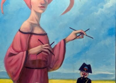 Peinture symboliste montrant une femme avec une grande coiffe à pointes et une robe roses, contrôlant deux marionnettes (un soldat et une figure blanche) au-dessus d'un champ jaune et sous un ciel bleu.