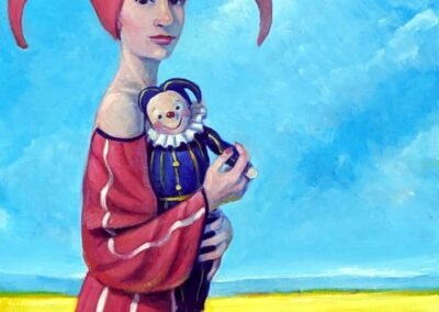 Peinture symboliste d'une femme en robe rouge et coiffe à deux pointes, tenant une poupée jester (bouffon) contre son épaule, devant un champ jaune et un ciel bleu.