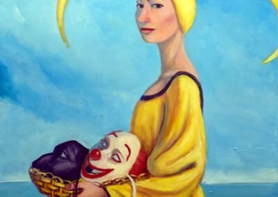 Peinture symboliste de Claudio Giulianelli : une femme en robe jaune et coiffe à pointes, tenant un panier avec un masque de clown souriant et un masque noir, devant une mer et un ciel bleus.