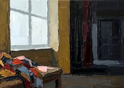 Peinture à l'huile en épaisseur de Barbara Le Louverot illustrant un couloir sombre et une porte noire, Galerie Koronin.