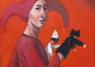 Peinture symboliste sur fond rouge représentant un personnage en habit de bouffon violet manipulant deux marionnettes, Pulcinella et un soldat noir.