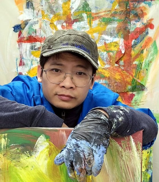 Portrait de l'artiste Tamhuy dans son atelier.