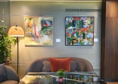 Deux peintures abstraites de l'artiste vietnamien Tamhuy, à l'hôtel parisien La Clef.