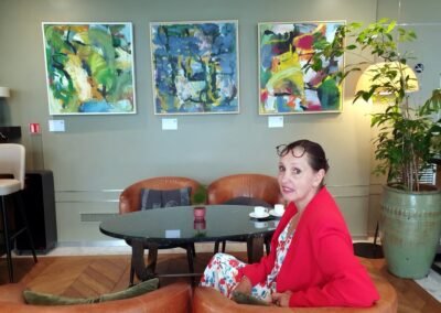 L'artiste Isabelle Morin découvre l'oeuvre piscturale de l'artiste Tamhuy