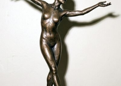 sculpture du mouvement par l'artiste allemande Aykla Woss, exposée à la galerie d'art Les Koronin