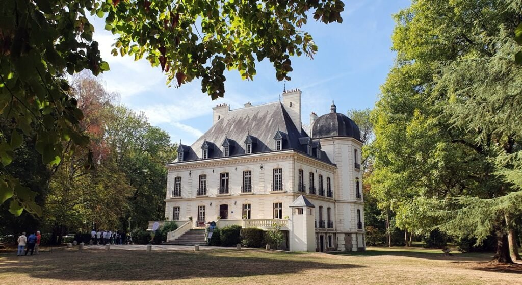 Façade du Château du Bois-la-Croix à Pontault-Combault entouré d'un parc arboré pour les cours de peinture.