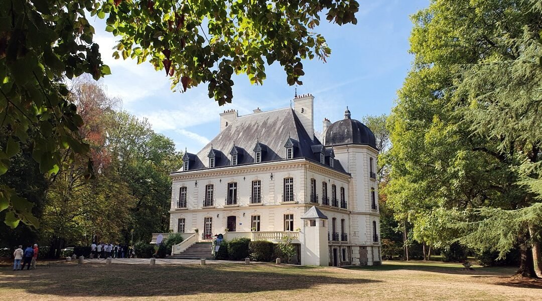 Façade du Château du Bois-la-Croix à Pontault-Combault entouré d'un parc arboré pour les cours de peinture.